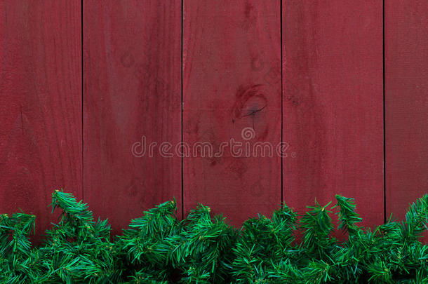 圣诞常青树花环边界与古董红木背景