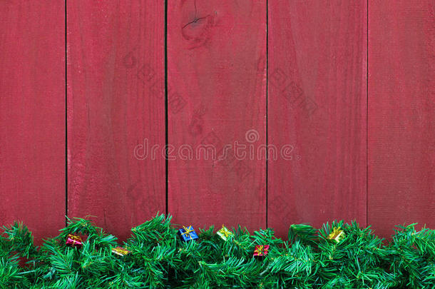 圣诞常青树花环边框与古董红木背景的礼物