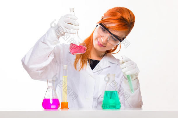 化学家女人在实验室里<strong>看玻璃</strong>