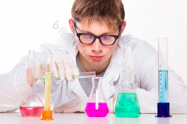 在实验室里做化学反应的年轻科学家