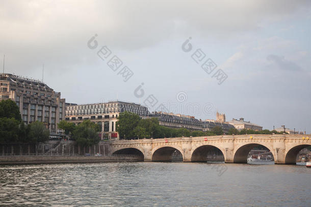 新桥和塞纳河，巴黎