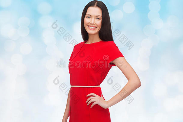 穿着<strong>红裙子</strong>微笑的女人