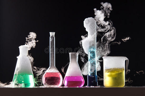 在化学实验室里装满有色液体的玻璃