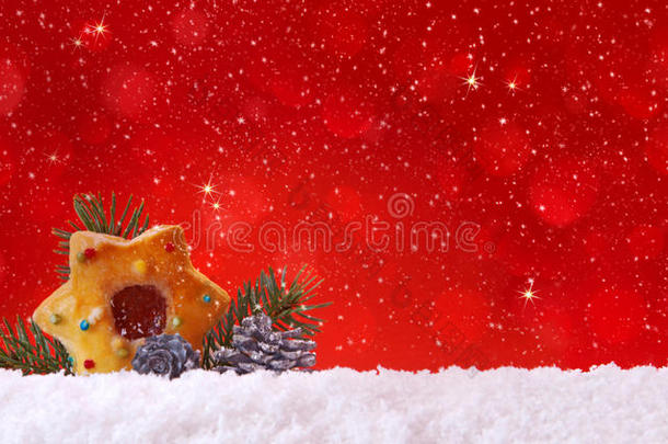 红色背景的圣诞饼干和装饰。