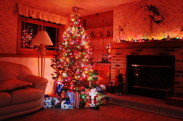 夜色中闪闪发光的圣诞树