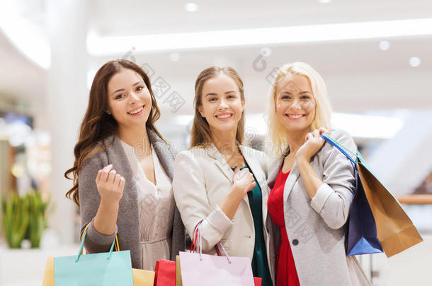 商场里拎着购物袋的快乐年轻女人