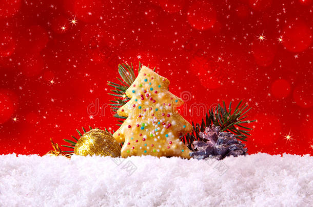 红色背景的圣诞饼干和装饰。