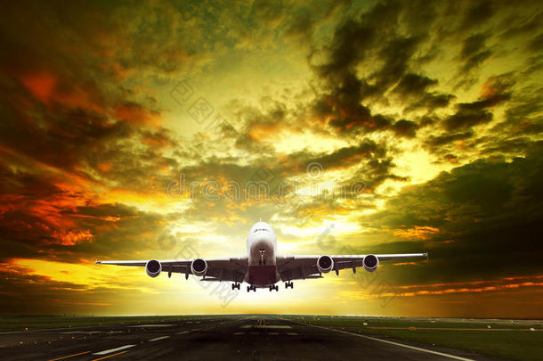 准备<strong>在机场</strong>跑道上起飞的客机，用于旅行、货运、空运、商务