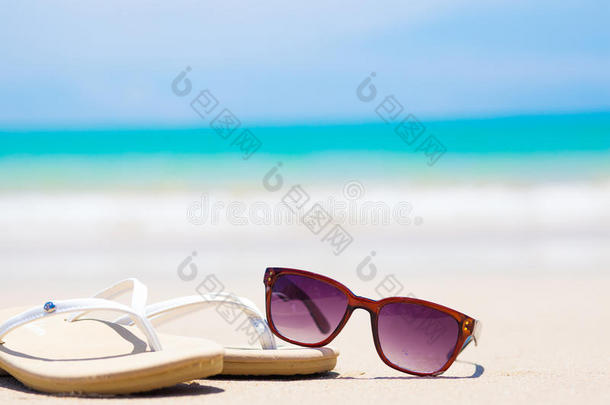 太阳眼镜和人字拖在热带海滩