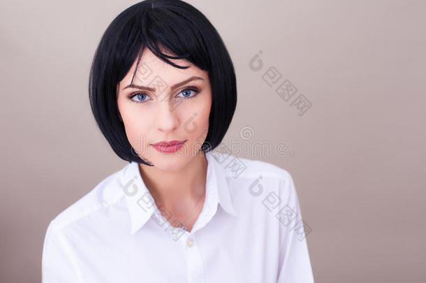 一个黑发女人，蓝眼睛，穿着白衬衫