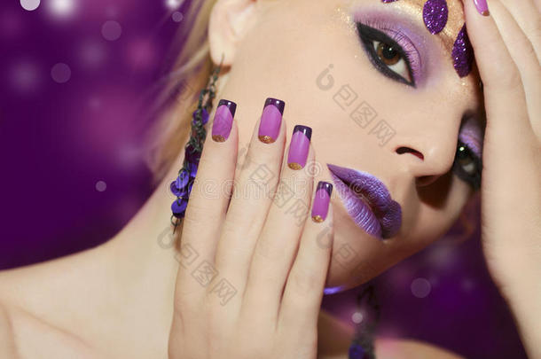 紫色法式美甲和化妆品。