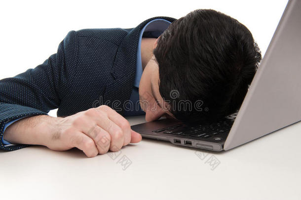 <strong>劳累过度</strong>的商人睡在笔记本电脑上