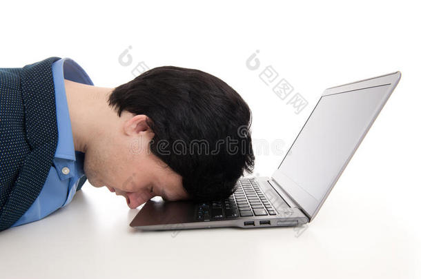 <strong>劳累</strong>过度的商人睡在笔记本电脑上