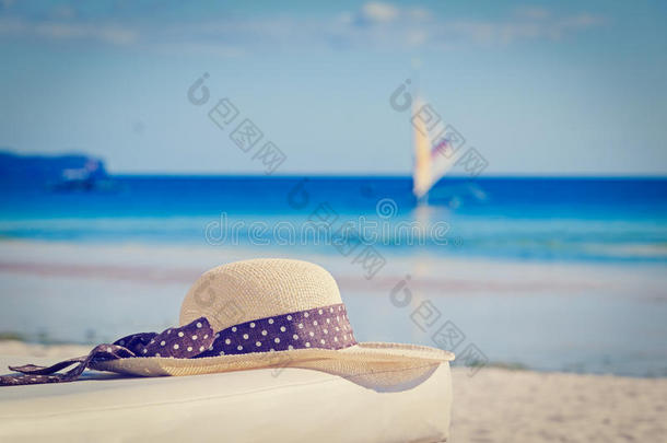 热带沙滩上的帽子