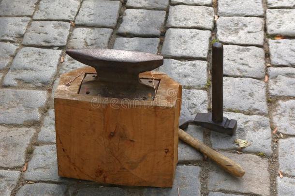 木制底座上的旧小铁砧