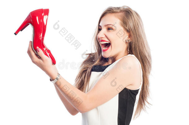 非常兴奋的女人拿着红高跟鞋
