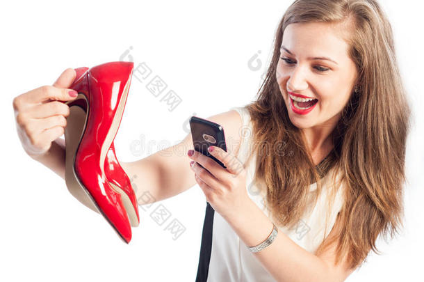 穿着红鞋子拍照的女人