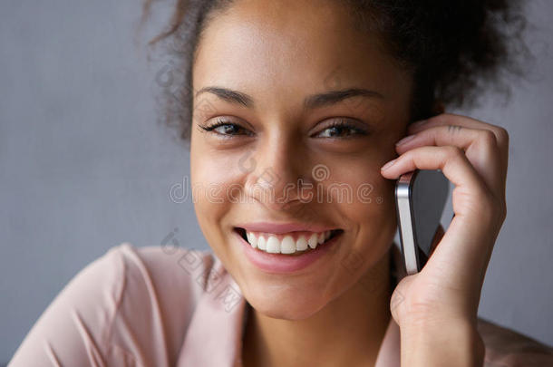美丽的黑人女人拿着手机微笑