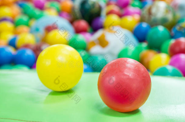儿童游乐场上的彩色塑料球。