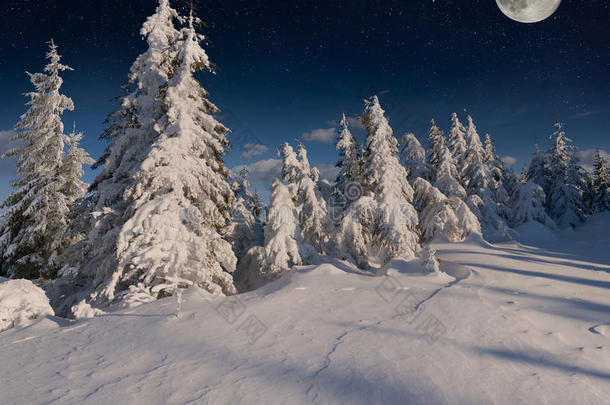 美丽的冬夜风景在群星环抱的群山之中