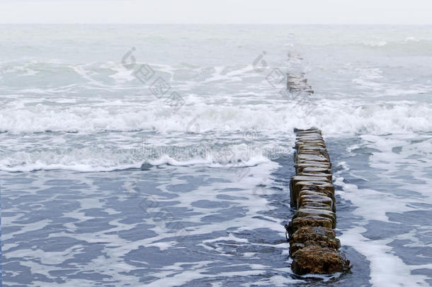 木制防波堤和海浪，<strong>狂风暴雨</strong>的海洋天气