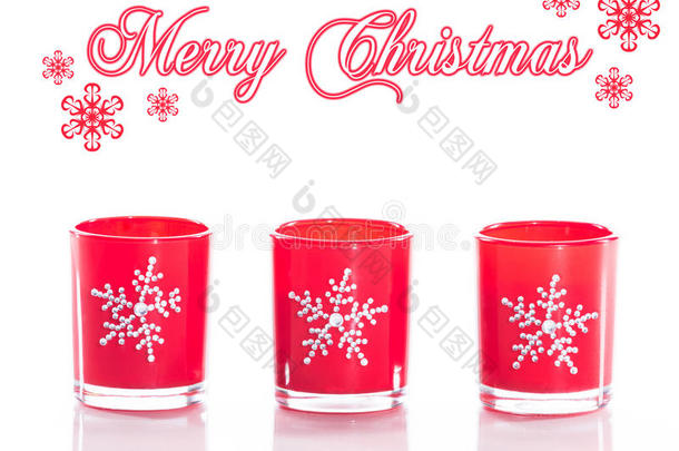 3支红色蜡烛，烛台上有水晶雪花，背景反射白色有机玻璃