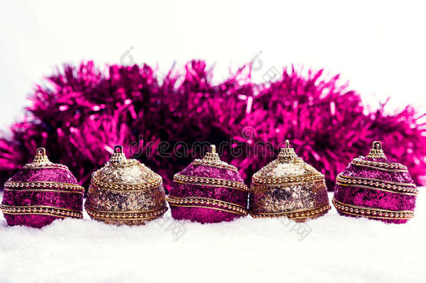 粉色、紫色和金色雪地圣诞球，带金箔，圣诞背景