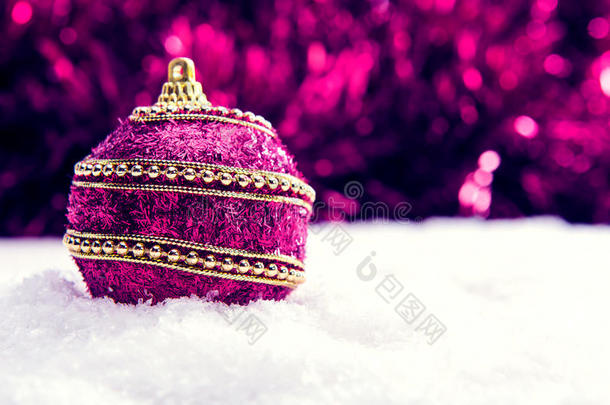 粉色、紫色和金色圣诞球，雪地和铁皮，圣诞背景