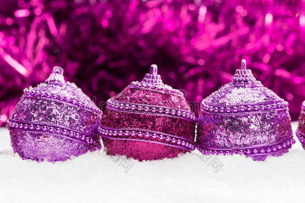 雪地里的<strong>粉色</strong>和<strong>紫</strong>色圣诞球