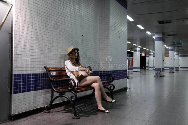 坐在地铁<strong>站长</strong>凳上的青少年