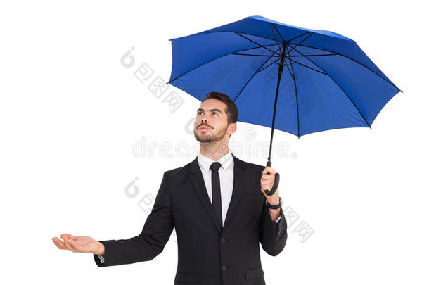 兴高采烈的商人伸出手来撑伞