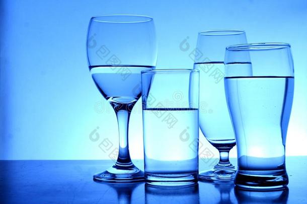 不同玻璃杯的水