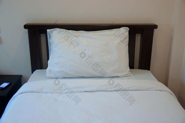 床上的白色枕头舒适柔软的枕头