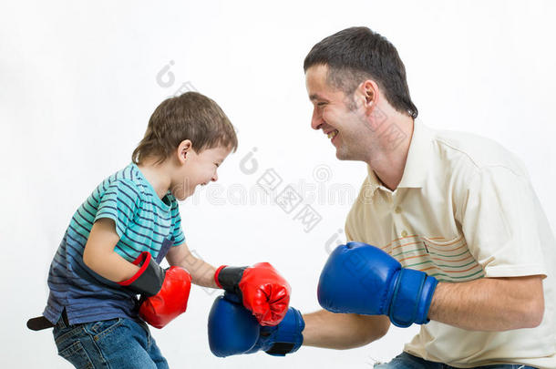 小男孩和爸爸打拳击