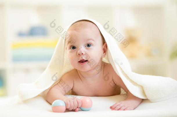 在家洗澡后毛巾下的可爱宝宝