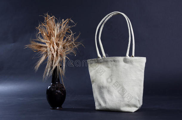 用天然环保再生麻袋和黑麦制成的袋子