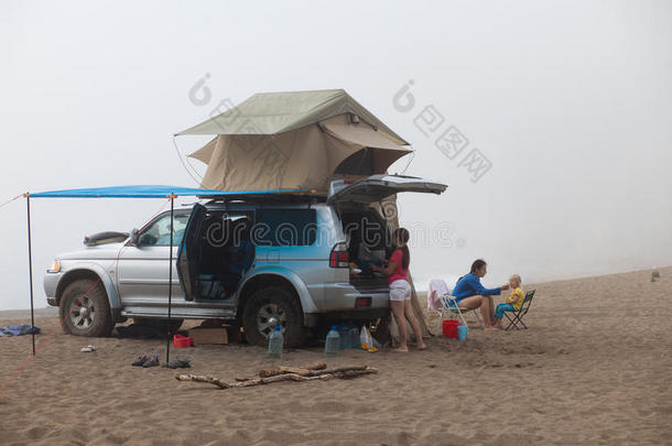 雾蒙蒙的早晨。露营生活