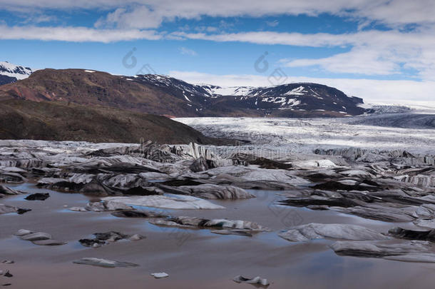 冰岛山区的冰川