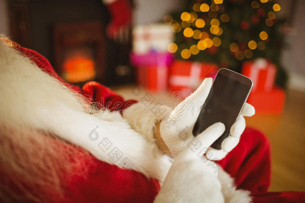 圣诞老人在圣诞节触摸智能手机