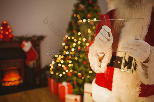 圣诞老人在窗格上写列表的中间部分