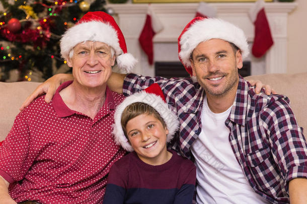 一家人微笑着在圣诞节摆姿势