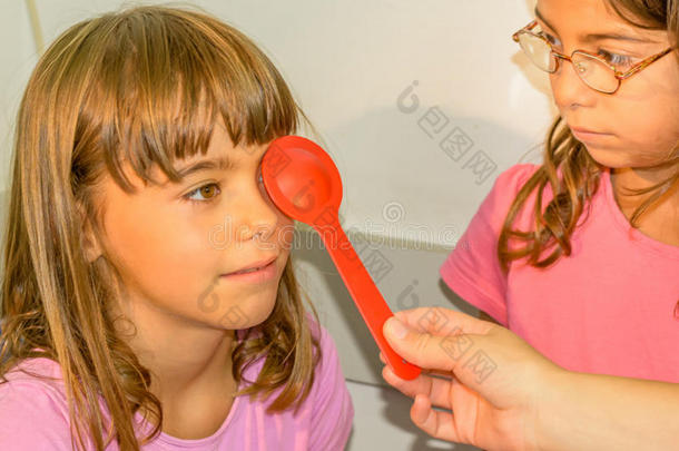 在验光师办公室做眼科检查的小女孩