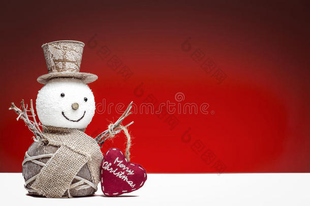 可爱的圣诞红心雪人