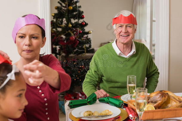 一家人在圣诞晚宴上聚会