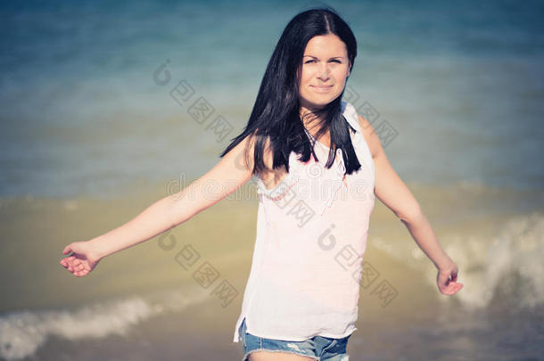 快乐的女人微笑着。在海滩上休息