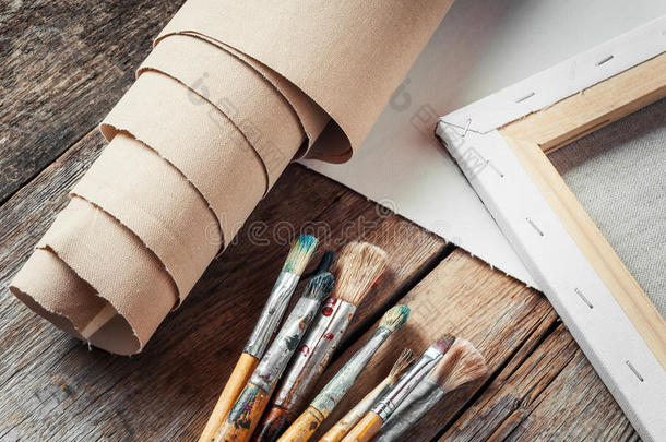 艺术家油画卷，画布拉伸器和画笔