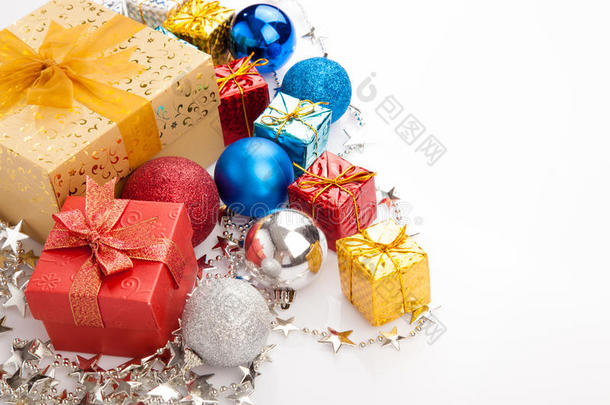 圣诞树饰品、装饰品和礼品盒