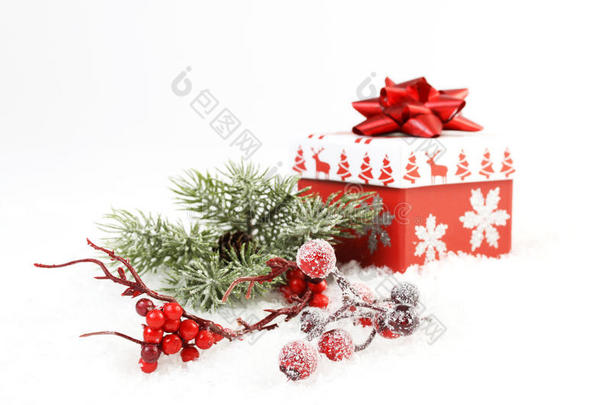 冰霜<strong>松枝</strong>和树枝与红罗汉果和礼品盒与雪花和圣诞树和驯鹿和红色马特弓