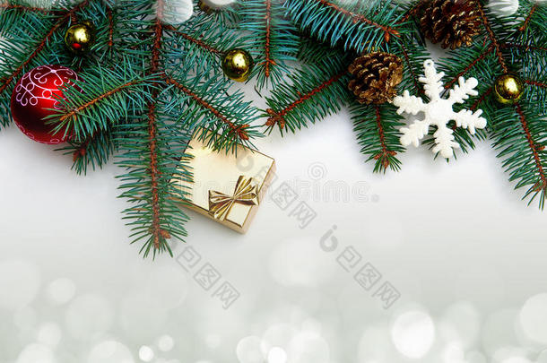 圣诞树装饰边框设计。