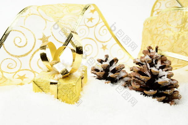 金色圣诞饰品，礼物，雪花，金色丝带